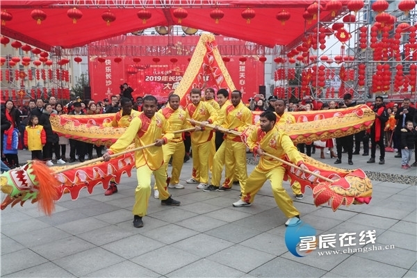 Temple fair opens to create festive spirit