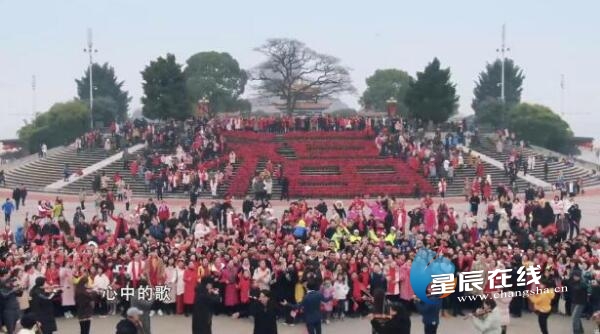 Thousands in Hunan sing together for Spring Festival