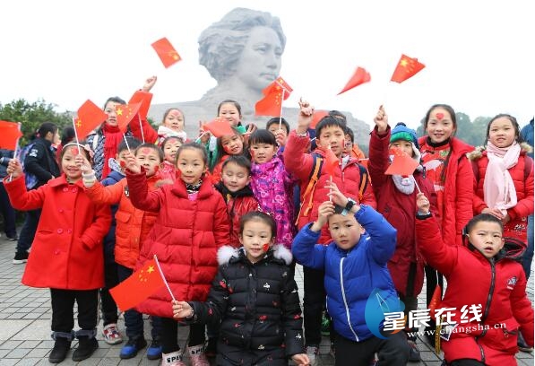 Thousands in Hunan sing together for Spring Festival