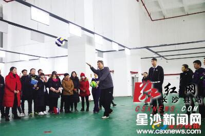 100 people trained to teach balloon volleyball