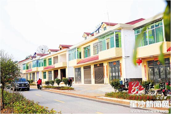 Low-income families move into new houses in Jinjing town