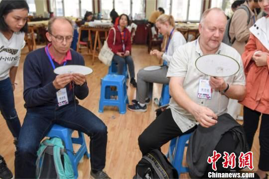 German journalists explore traditional culture in Hunan