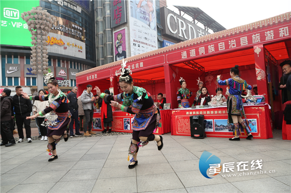 Temple fair opens to create festive spirit