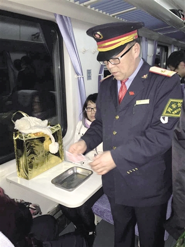 Railway staff in North China spend Spring Festival away from home
