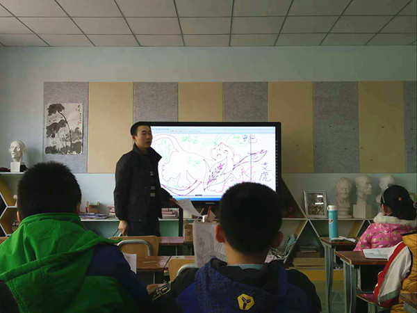 Children in Baotou learn paper-cutting