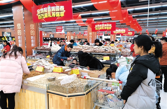 Holiday shopping as Spring Festival approaches