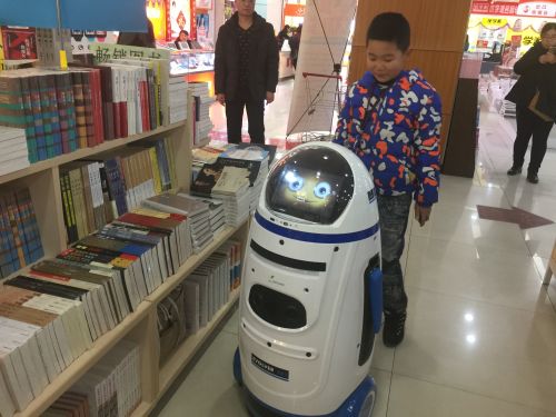 Baotou Xinhua Bookstore introduces robot guide
