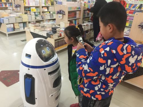 Baotou Xinhua Bookstore introduces robot guide