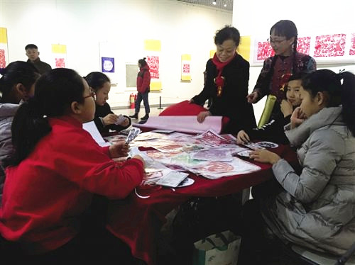 Baotou puts on paper-cutting exhibition