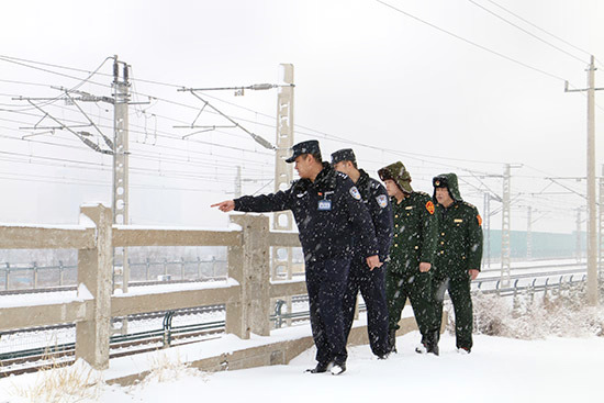 Railway police battle heavy snow