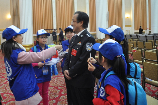 Young Xinhua journalists interview CPPCC members