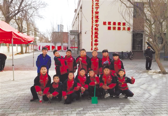 Students in Baotou volunteer for Lei Feng Day