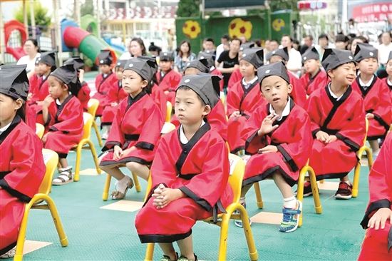 Jiuyuan kindergarten holds traditional graduation ceremony