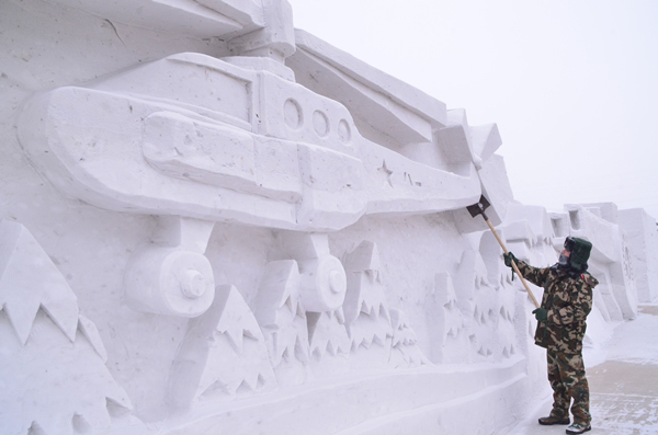 Inner Mongolia soldiers get involved in ice sculpture