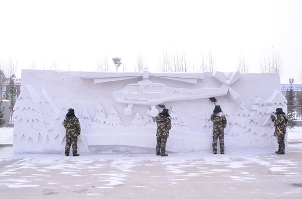 Inner Mongolia soldiers get involved in ice sculpture