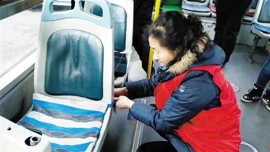 Donating handmade bus cushions in Baotou