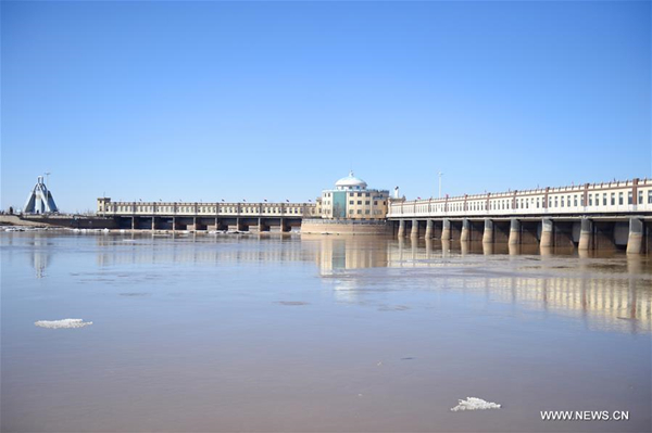 Icy Yellow River begins to thaw due to warm weather