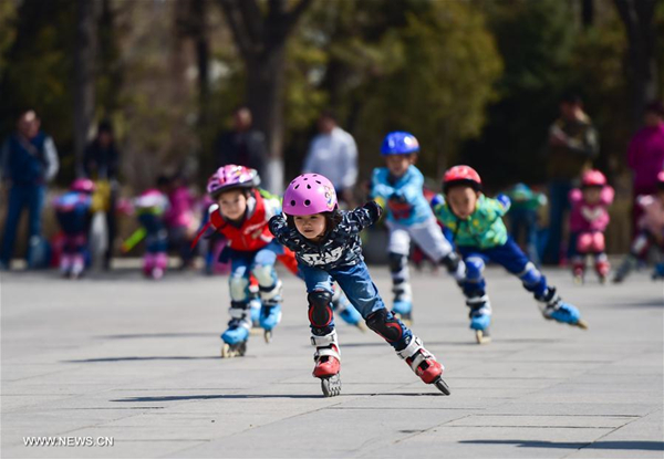 People enjoy scenery at Qingcheng Park in Hohhot, North China