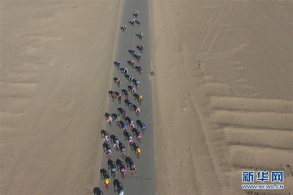 Cyclists compete in euphratica forest race