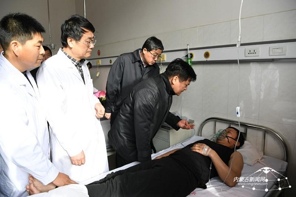 Li Jiheng consoles injured miners from Chifeng colliery accident