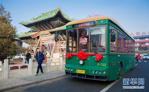 Tourists enjoy retro transport in Hohhot