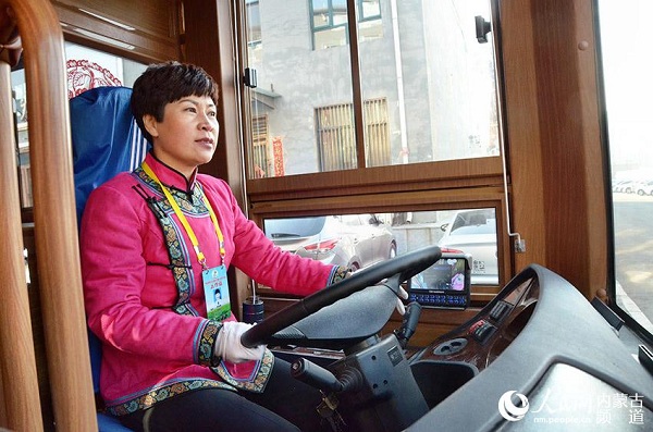 Tourists enjoy retro transport in Hohhot