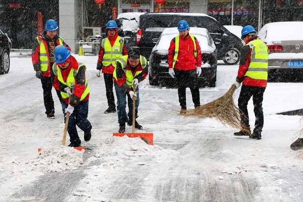 Snowstorms cause traffic disruptions across Inner Mongolia