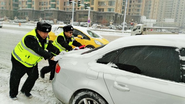 Snowstorms cause traffic disruptions across Inner Mongolia