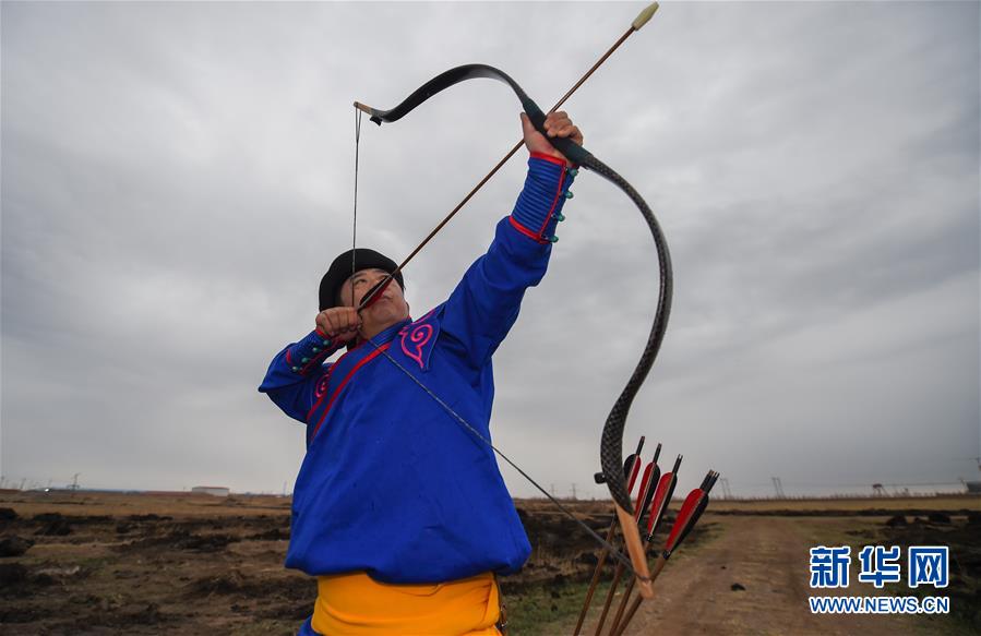 Mongolian horn-made bows take the spotlight