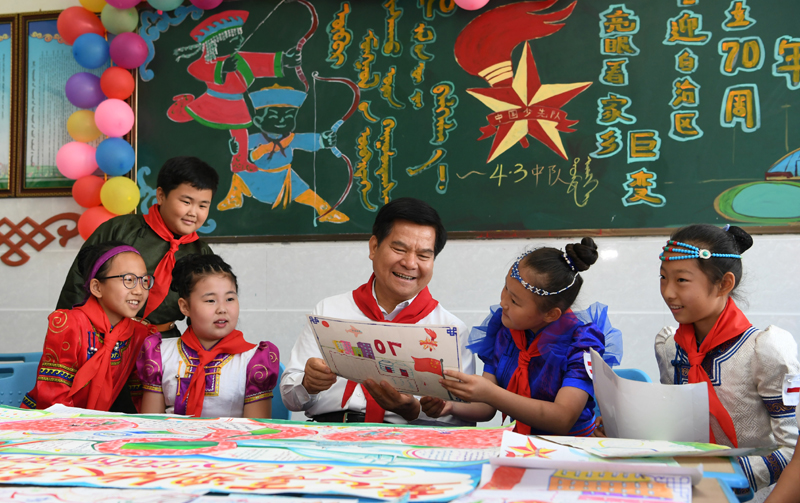 Li Jiheng and pupils celebrate Children's Day