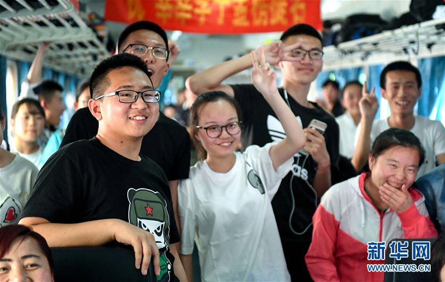 Express train carries students to undertake <EM>gaokao</EM>