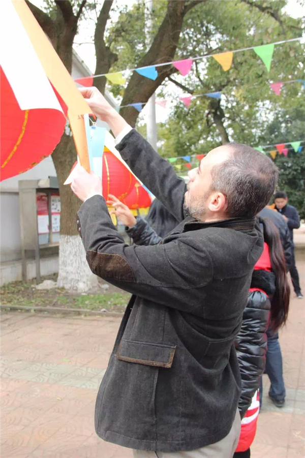 Wuxi: locals and foreigners celebrate Lantern Festival