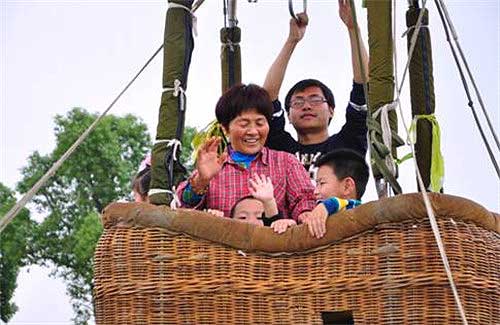 Families visit Dianshan Lake for Duanwu Festival