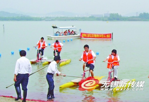 Riding a bike on water! Yes, go Lihu Lake