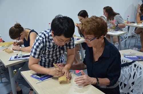 Wuxi bamboo carving workshop offered to foreigners