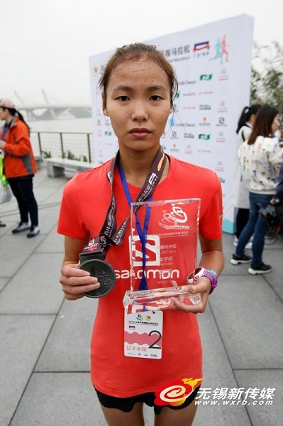 Half marathon spirit cuts through Wuxi fog