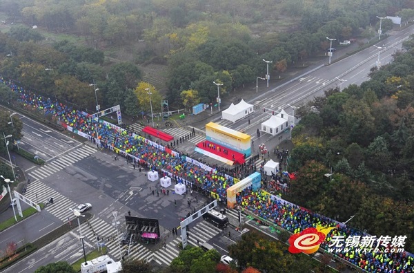 Half marathon spirit cuts through Wuxi fog