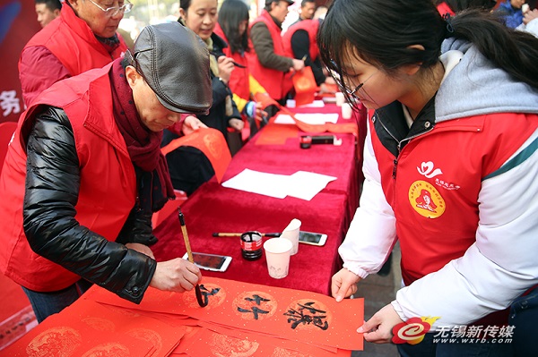 Wuxi volunteers help Spring Fest travellers