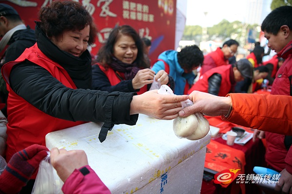 Wuxi volunteers help Spring Fest travellers