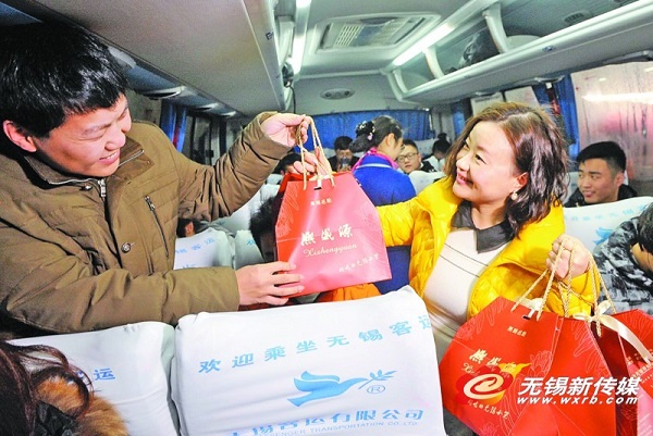 Wuxi volunteers help Spring Fest travellers