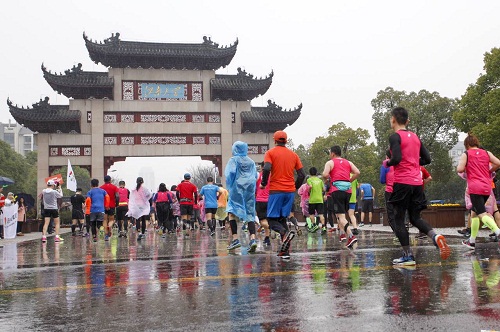 Thousands of runners take part in 2017 Wuxi Marathon