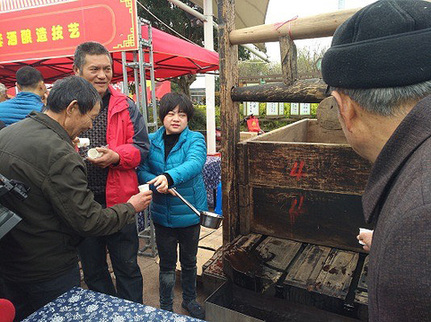 Old traditionas come alive: Temple fair sings praises of traditoinal culture