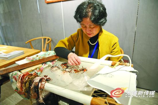 Wuxi embroidery showcased in Shanghai