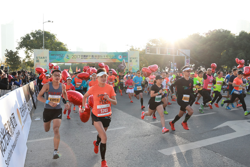 Runners brave winter chill at Lihu Lake Half Marathon