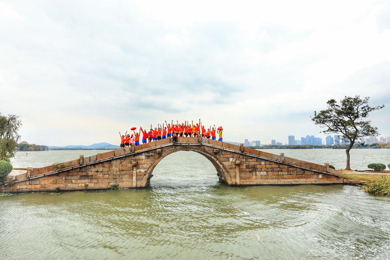 Runners brave winter chill at Lihu Lake Half Marathon