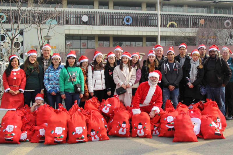 Santa Claus spreads Christmas cheer in Wuxi