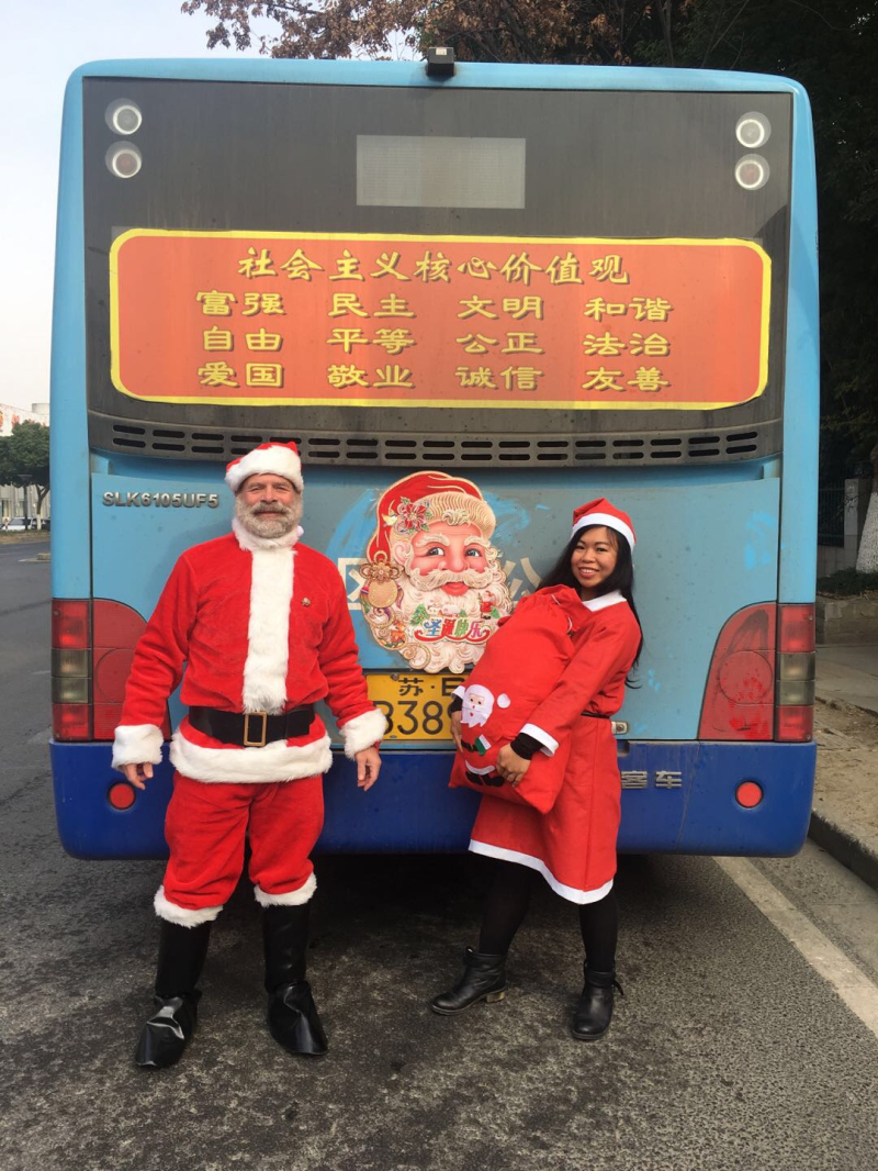 Santa Claus spreads Christmas cheer in Wuxi