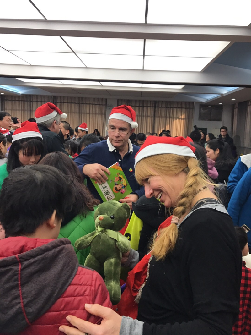 Santa Claus spreads Christmas cheer in Wuxi