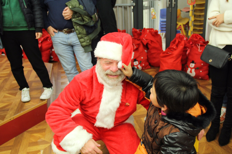 Santa Claus spreads Christmas cheer in Wuxi