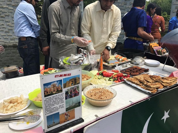 Food frenzy delights Wuxi university students